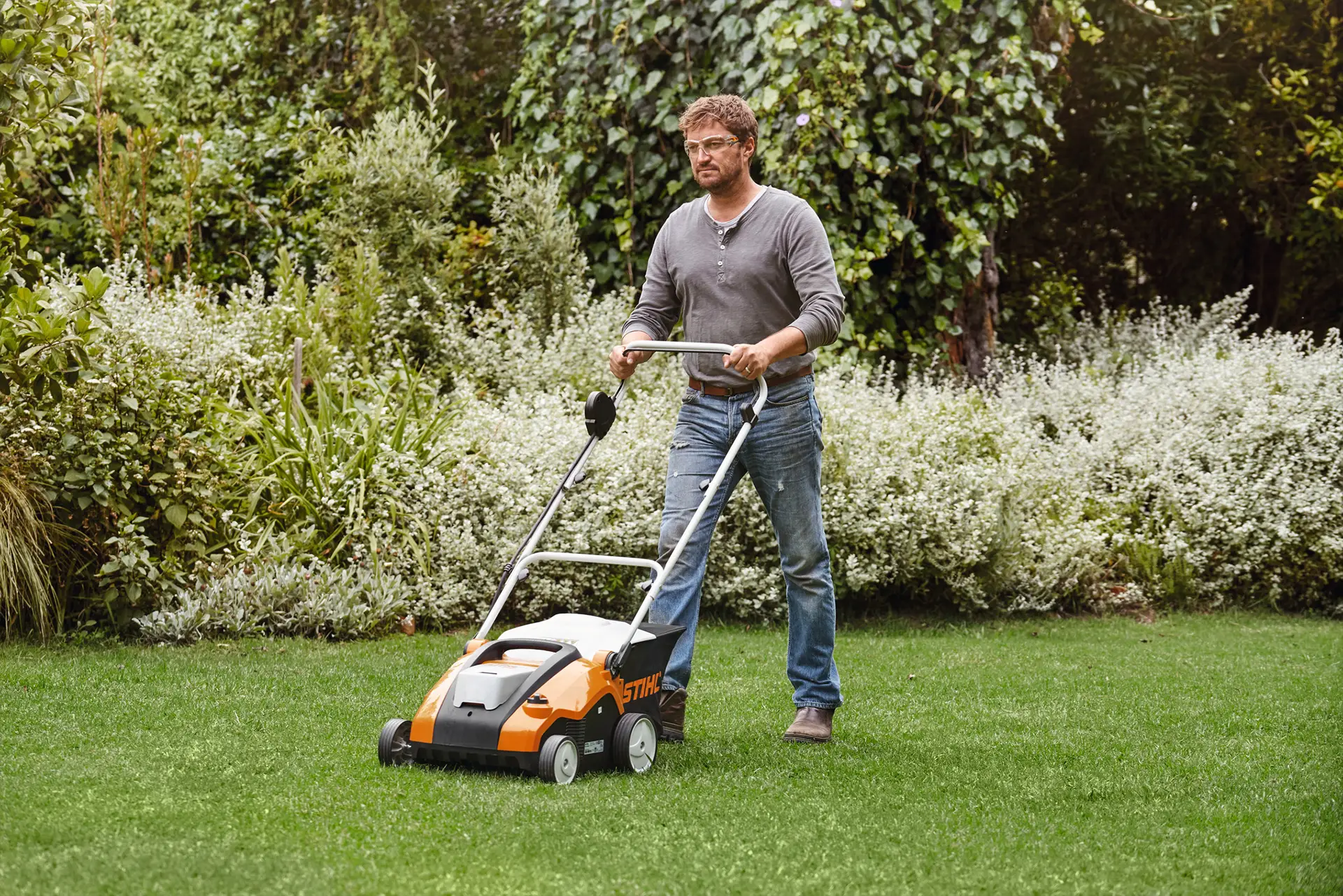 cura del prato, decespugliatori Stihl, tagliaerba, manutenzione attrezzi da giardino e noleggio arieggieggiatore